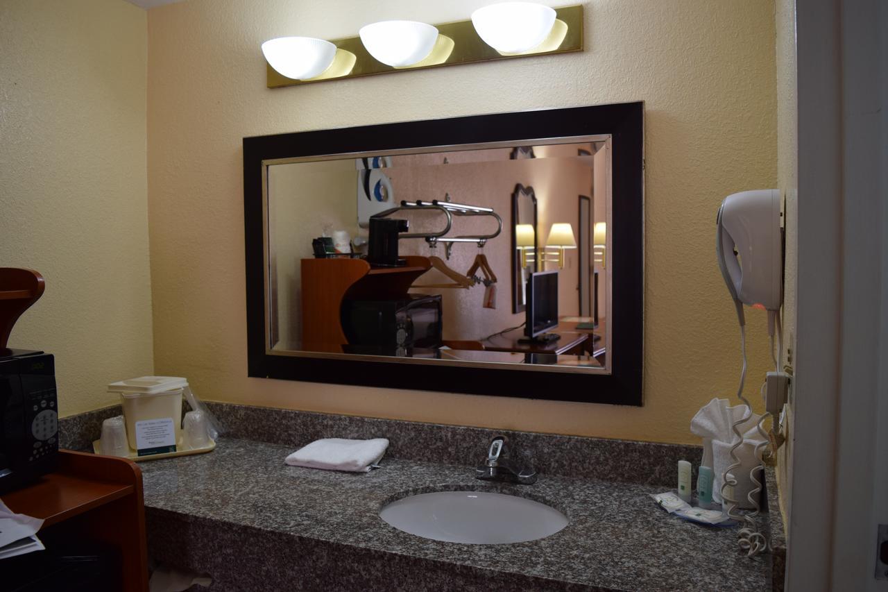 Quality Inn & Suites Conference Center New Port Richey Quarto foto